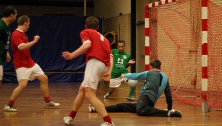 Zaalvoetballers Excelsior tonen karakter tegen Jong Eagles