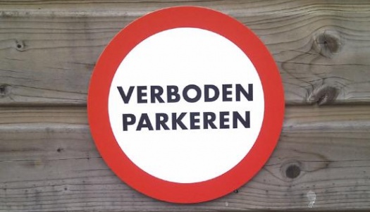 Parkeren achter de poort van het SC Rijssen sportpark in het vervolg verboden!