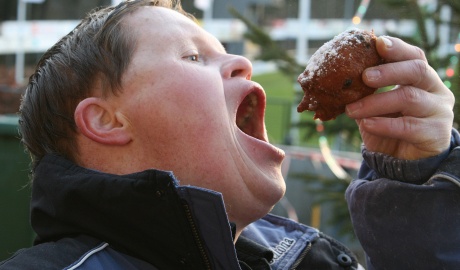 'Oliebollen bakken voor het goede doel' doorslaand succes (dinsdag volgt de cheque overhandiging) 