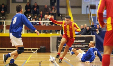 Andreas David (met FC Aramea) te sterk voor Jan Borghuis en Caleb Rahajaan (Asah Company) in finale Auni-zaalvoetbaltoernooi