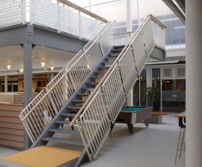 Foto bij Traphek met lamellen