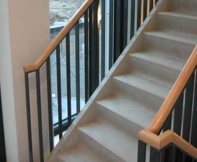 Foto bij Traphek met lamellen