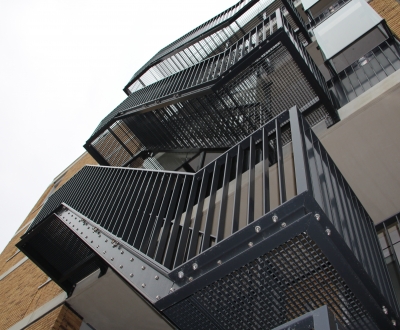 Foto bij Traphek met lamellen