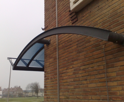 Foto bij Luifel met strekmetaal