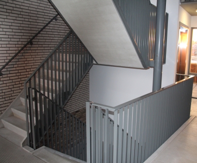 Foto bij Traphek met lamellen