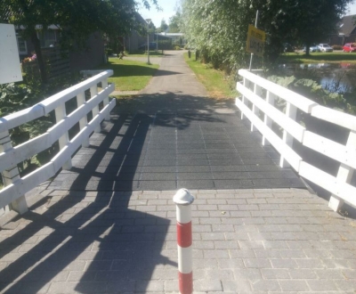 Antislip maken bruggen Gemeente Medemblik